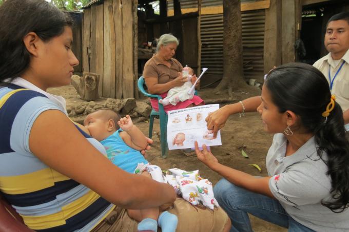 Save the Children staff promoting exclusive breastfeeding during a home visit in the community. Photo by Angélica Montes