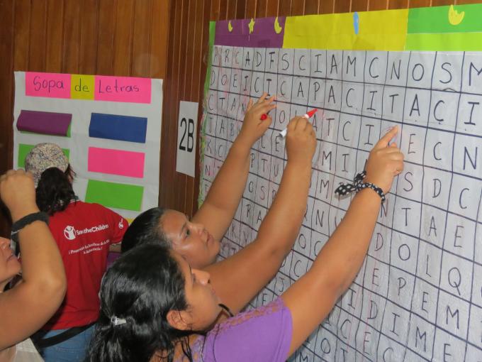 Voluntarias participan de un juego durante la sesión de rendición de cuentas
